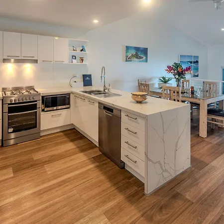 Shorelines 31 Renovated Upmarket Two Bedroom Apartment With Ocean Views And Buggy-2